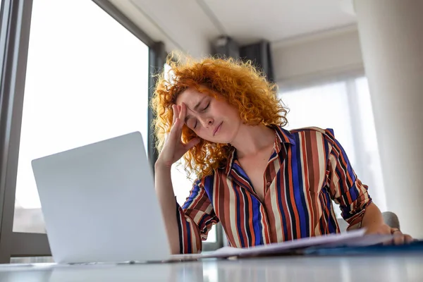Mujer Joven Cansada Agotada Por Trabajar Duro Estudiando Aburrido Frustrado —  Fotos de Stock