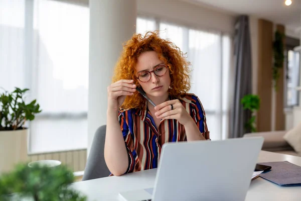 Businesswoman Sitting Her Desk Working Laptop Computer Big City Office — Stock Photo, Image