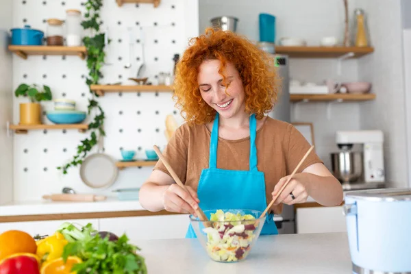 Hermosa Linda Joven Sonriente Mujer Cocina Está Preparando Una Ensalada —  Fotos de Stock