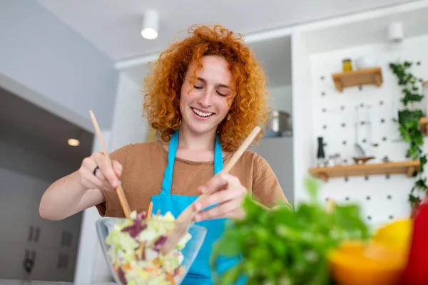Hermosa Linda Joven Sonriente Mujer Cocina Está Preparando Una Ensalada — Foto de Stock