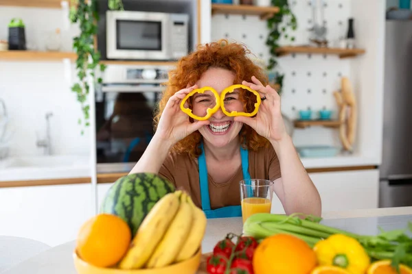 Foto Mujer Joven Sonriendo Mientras Cocina Ensalada Con Verduras Frescas — Foto de Stock
