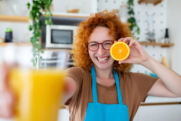 Foto Linda Mujer Caucásica Sonriendo Sosteniendo Dos Partes Naranja Mientras —  Fotos de Stock
