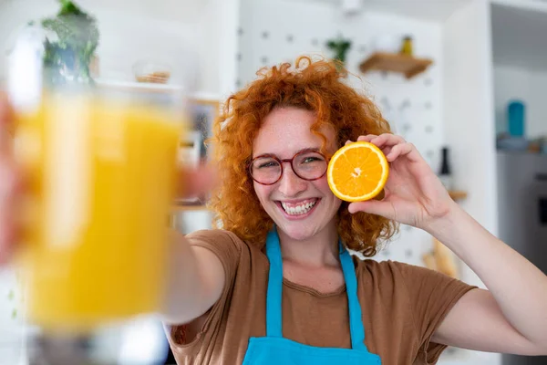 Foto Linda Mujer Caucásica Sonriendo Sosteniendo Dos Partes Naranja Mientras —  Fotos de Stock