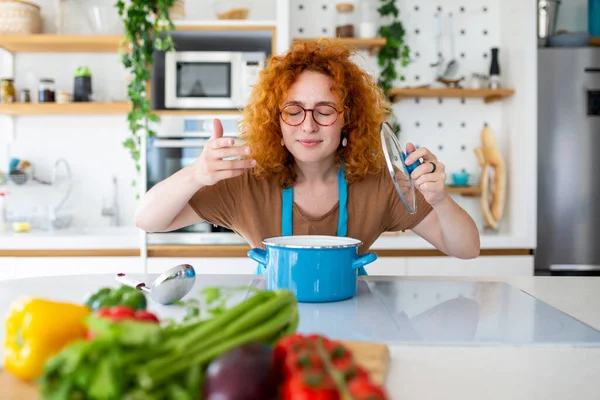 Joven Alegre Bonita Hembra Delantal Preparar Almuerzo Oler Plato Cocina —  Fotos de Stock