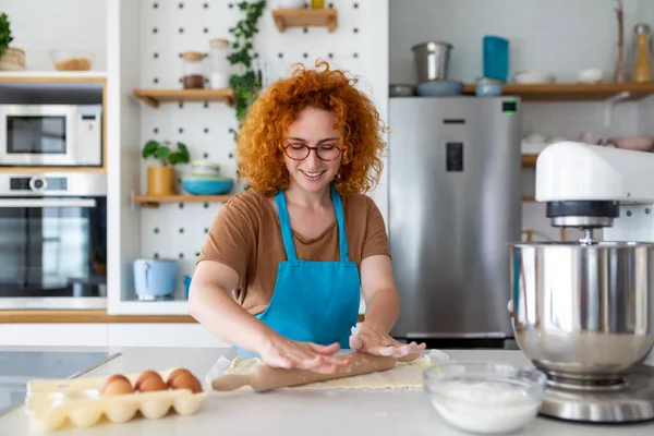 Concepto Para Hornear Retrato Mujer Alegre Amasando Masa Interior Cocina — Foto de Stock