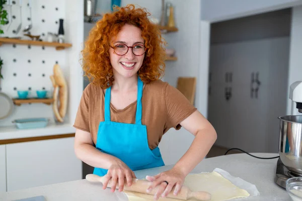 Concepto Para Hornear Retrato Mujer Alegre Amasando Masa Interior Cocina — Foto de Stock