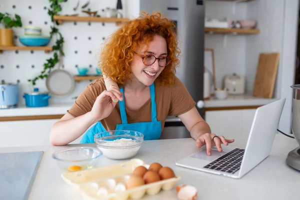 Jovem Feliz Bonita Profissional Está Blogando Para Seu Canal Cozinha — Fotografia de Stock