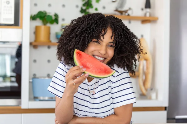 Hübsche Junge Frau Hält Scheibe Wassermelone Vor Ihr Gesicht — Stockfoto