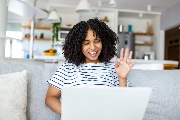 Glimlachende Vrouw Werkt Online Computer Thuis Groet Golf Praten Spreken — Stockfoto