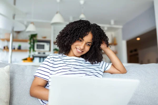 Portret Van Jonge Afro Amerikaanse Vrouw Met Laptop Glimlachend Terwijl — Stockfoto