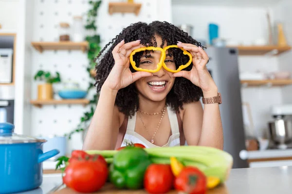 Foto Mujer Joven Sonriendo Mientras Cocina Ensalada Con Verduras Frescas —  Fotos de Stock