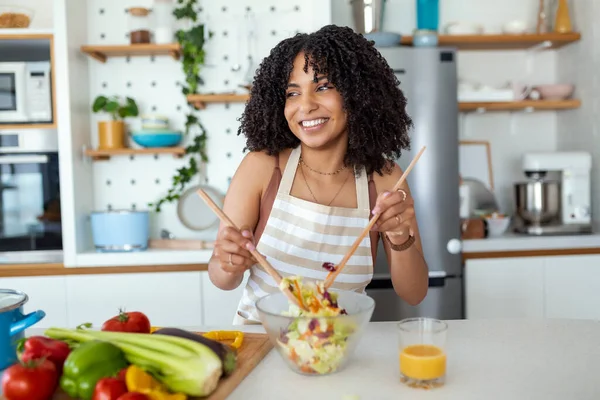 Mujer Joven Cocinando Cocina Comida Saludable Ensalada Vegetal Dieta Concepto — Foto de Stock