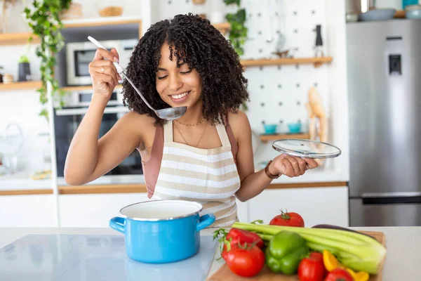 Mladá Usměvavá Žena Těší Chuti Vůni Při Vaření Oběd Kuchyni — Stock fotografie