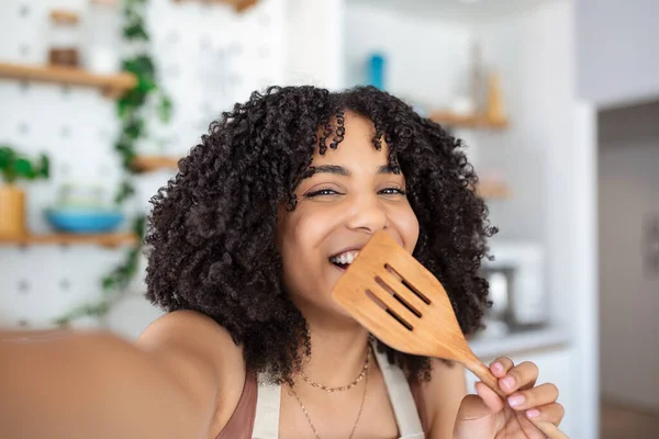 Young African American Woman Food Blogger Taking Selfie Welder — Stock Photo, Image