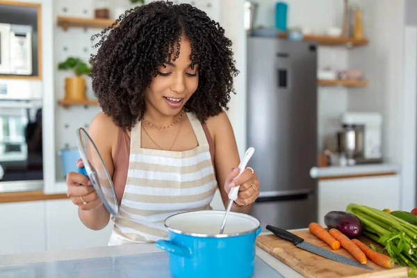 Foto Der Hübschen Afroamerikanerin Mit Kochlöffel Beim Kochen Von Suppe — Stockfoto