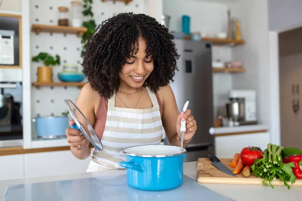 Comida Saludable Casa Mujer Feliz Está Preparando Comida Adecuada Cocina — Foto de Stock