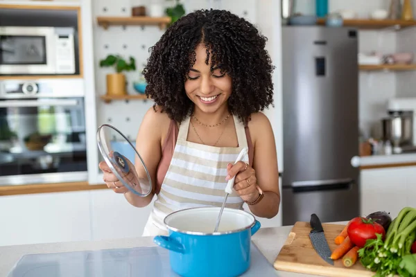 Happy African American Woman Cooking Cena Degustación Una Olla Pie — Foto de Stock