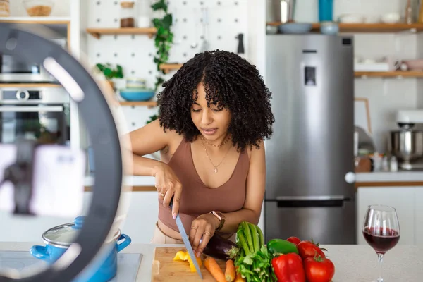 Alegre Bloguero Comida Usando Delantal Pie Mesa Cocina Moderna Cortando — Foto de Stock