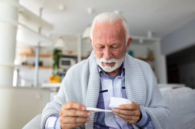 Yeni Coronavirus CoVid-19 salgını salgını salgını salgını, salgın hastalıklar, soğuk mevsimsel grip gibi semptomları olan Kafkasyalı yaşlı bir adam, insanlar ve virüs kavramı.