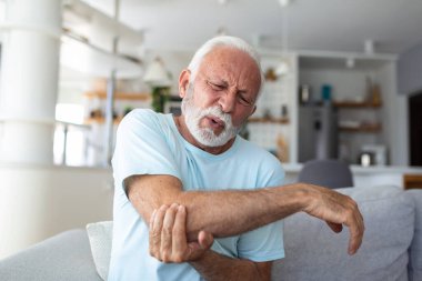 Kolu ağrıyan yaşlı bir adam. İçeride acı çeken yaşlı bir erkek el masajı yapıyor. Dirseğini tutan yaşlı adam dirsek ağrısından muzdarip. Evdeki acıdan muzdarip son sınıf öğrencisi. Yaşlılık, sağlık