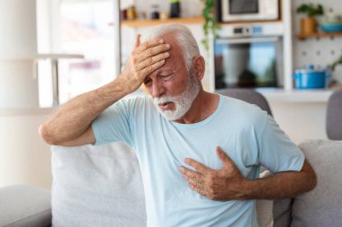 Son sınıf öğrencisi göğüs göğüse bastırıyor, kalp krizi geçiriyor dayanılmaz acılardan muzdarip, oturma odasında kalbi sızlayan olgun bir adam. Son sınıf öğrencisi evinde kalp krizi geçirip acı çekiyor.