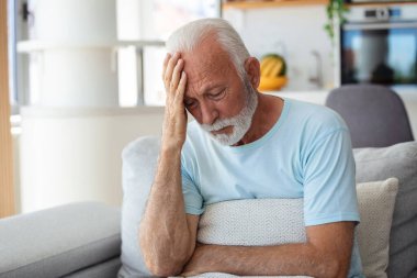 Baş ağrısı. Yaşlı adam evde oturan migren ağrısı çeken masaj tapınaklarından muzdarip. Yaşlılıkta Sağlık ve Sağlık Sorunları Konsepti