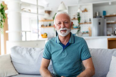 Kameraya bakan son sınıf öğrencisinin yakın plan portresi.