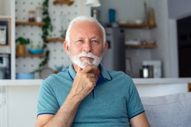 Kameraya bakan son sınıf öğrencisinin yakın plan portresi.