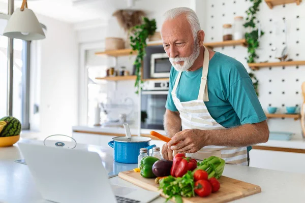 快乐的老年人在家做饭 老年人在现代厨房准备健康午餐 退休生活时间和食物营养概念 — 图库照片