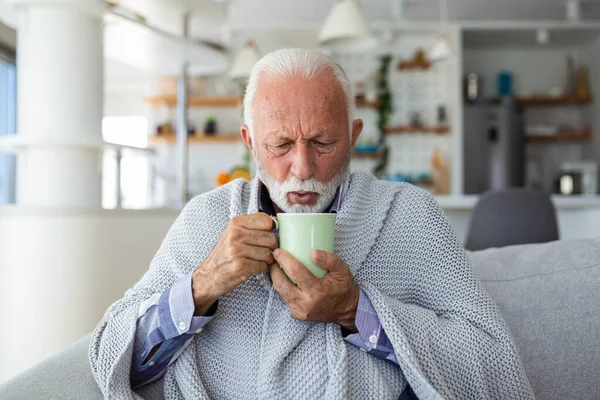 Ein Älterer Mann Der Grippe Leidet Trinkt Tee Während Hause — Stockfoto