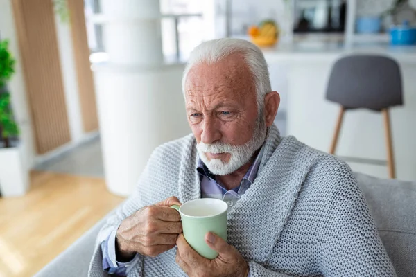 Ein Älterer Mann Der Grippe Leidet Trinkt Tee Während Hause — Stockfoto