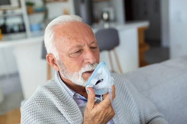 Sjuk Äldre Man Gör Inhalation Medicin Den Bästa Medicinen Han — Stockfoto