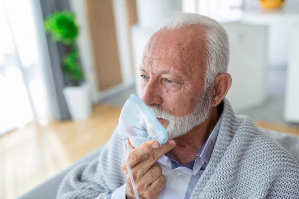 Sjuk Äldre Man Gör Inhalation Medicin Den Bästa Medicinen Han — Stockfoto