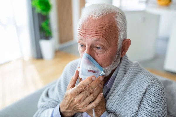 Solunum Yapan Hasta Yaşlı Bir Adam Için Ilaç Iyi Ilaçtır — Stok fotoğraf