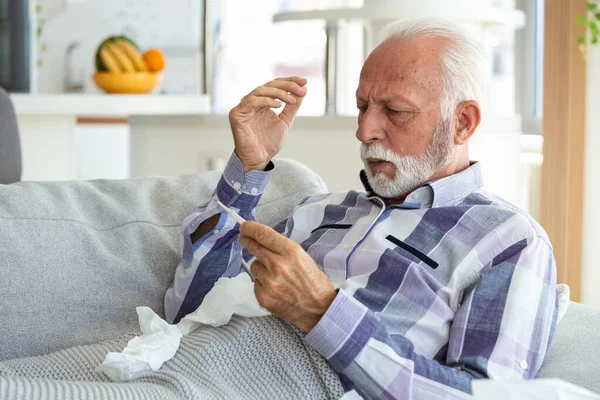 Nemocný Starší Muž Který Kontroluje Teplotu Trpí Sezónní Chřipkou Nebo — Stock fotografie