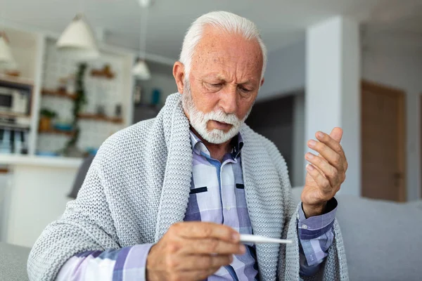 Kranker Älterer Mann Der Seine Temperatur Überprüft Und Saisonaler Grippe — Stockfoto