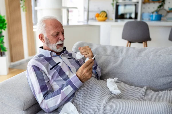 Sjuk Äldre Man Kontrollera Sin Temperatur Lider Säsongsinfluensa Eller Kallt — Stockfoto