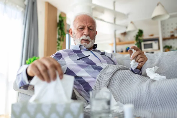 Nemocný Starší Muž Který Kontroluje Teplotu Trpí Sezónní Chřipkou Nebo — Stock fotografie