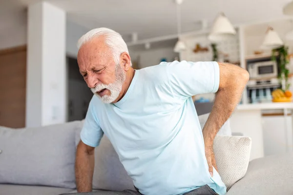 Oudere Man Die Zijn Rug Aanraakt Lijdt Aan Rugpijn Ischias — Stockfoto