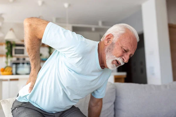 Älterer Mann Der Seinen Rücken Berührt Und Unter Rückenschmerzen Ischias — Stockfoto