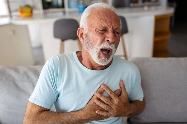 Senior Man Drukt Hand Borst Heeft Een Hartaanval Lijdt Aan — Stockfoto