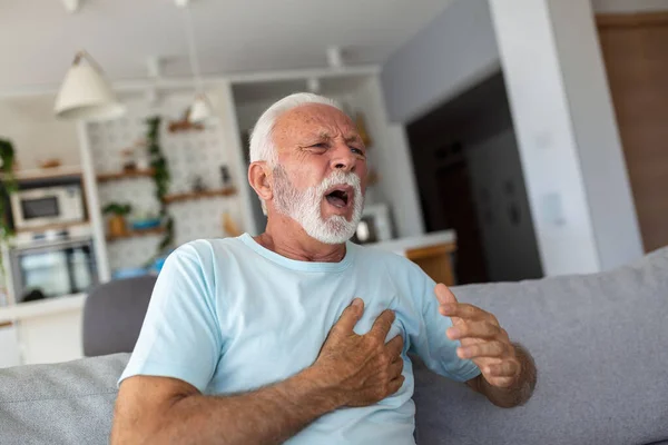 Senior Man Pressar Hand Till Bröst Har Hjärtinfarkt Lider Outhärdlig — Stockfoto