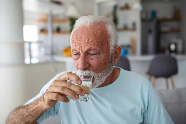 Senior Man Drinkt Water Uit Glas Goede Gezondheid Levensstijl — Stockfoto