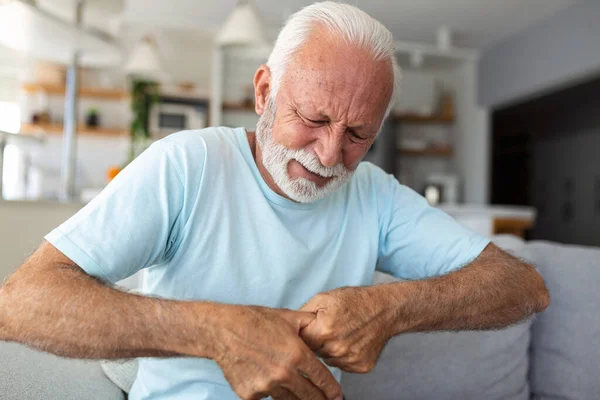 Oudere Man Heeft Pijn Vingers Handen Oude Man Met Vingerpijn — Stockfoto