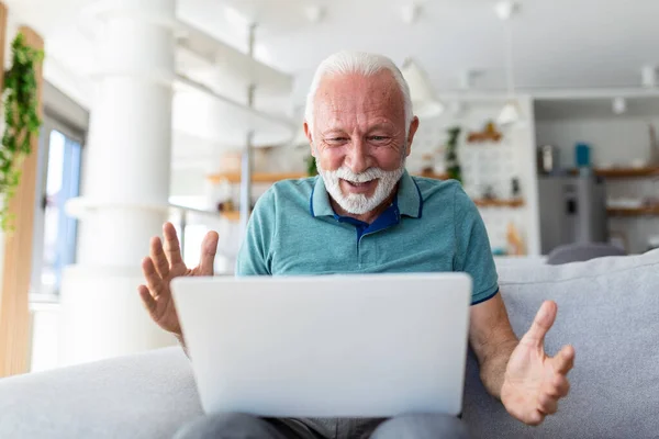 Anciano Sentado Sofá Mirando Pantalla Del Ordenador Portátil Grito Alegría —  Fotos de Stock