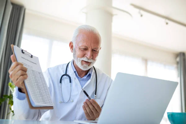 Poważny Stary Dojrzały Profesjonalny Lekarz Korzystający Laptopa Gabinecie Szpitalnym Szkoleniu — Zdjęcie stockowe