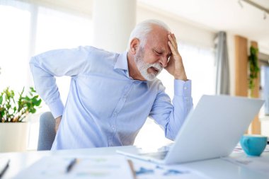 Masada oturan kıdemli işadamı bel ağrısından muzdarip. Omurgalar arası disklerde hasar, omurga eklemleri, yanlış duruş ve sabit çalışma sonucu sinir kökleri sıkışması.