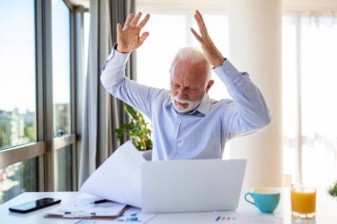 Ciddi bir kıdemli adam elinde mektup tutarken iş haberleriyle ilgilenir, kötü haberler alır ve banka hesap özeti bilgilerini öğrenir. Posta yazışmaları kavramı