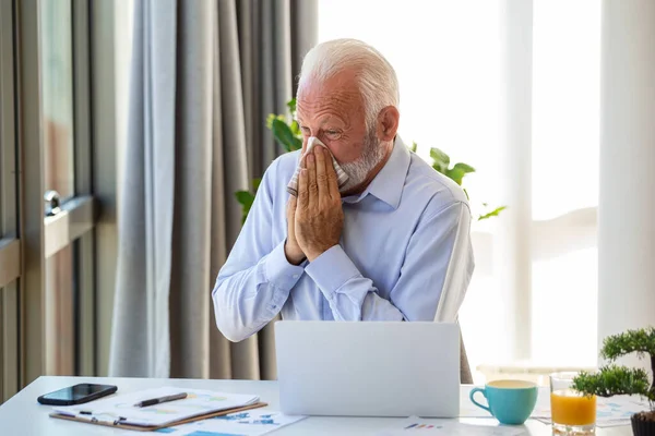 Hombre Negocios Mayor Sintiéndose Enfermo Resfriado Fiebre Oficina Enfermo Gripe —  Fotos de Stock