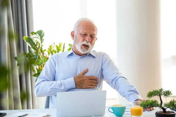 Tiro Homem Negócios Segurando Seu Peito Com Dor Enquanto Sentado — Fotografia de Stock